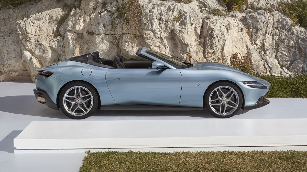Ferrari se vrací k plátěné střeše, odhalilo model Roma v otevřené verzi